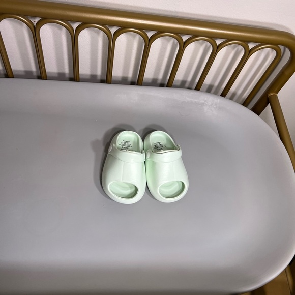 Unisex tNWT size Mint Green toddler Slip-On slide sandal with back no flaws - Picture 1 of 9